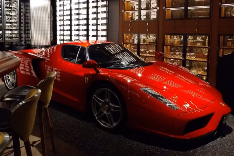 Nhằm tri ân nhà sáng lập thương hiệu, mẫu xe kế thừa của Ferrari F50 được đặt tên là Ferrari Enzo. Chỉ 400 chiếc được chế tạo từ năm 2002 đến năm 2004.