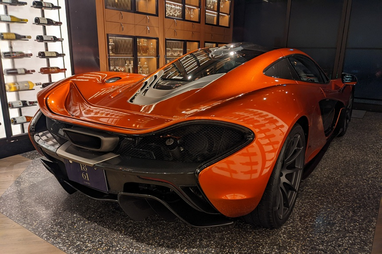 Cung cấp sức mạnh cho chiếc xe là động cơ đốt trong V8 twin-turbo dung tích 3.8L và động cơ điện McLaren E-Motor, sản sinh công suất tổng hợp 916 mã lực.