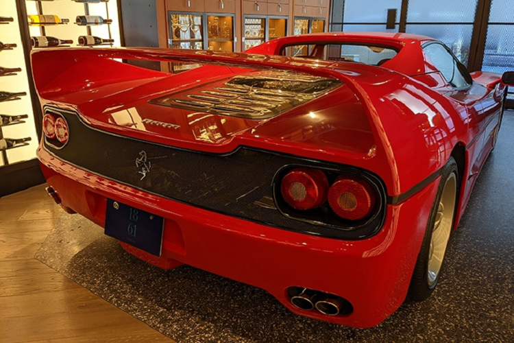 F50 được trang bị động cơ V12 hút khí tự nhiên dung tích 4.7L, công suất 519 mã lực và mô-men xoắn 471 Nm. Đi cùng động cơ này là hộp số sàn 6 cấp.