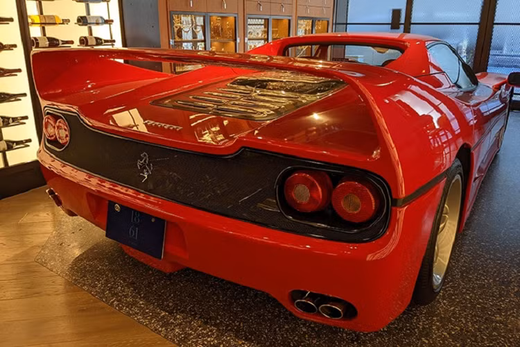 F50 được trang bị động cơ V12 hút khí tự nhiên dung tích 4.7L, công suất 519 mã lực và mô-men xoắn 471 Nm. Đi cùng động cơ này là hộp số sàn 6 cấp.