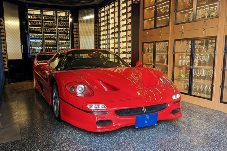 Là "đàn anh" của Enzo, Ferrari F50 là mẫu xe thừa hưởng công nghệ động cơ từ giải đua Công Thức 1. Chỉ 349 chiếc được sản xuất từ năm 1995 đến năm 1997.