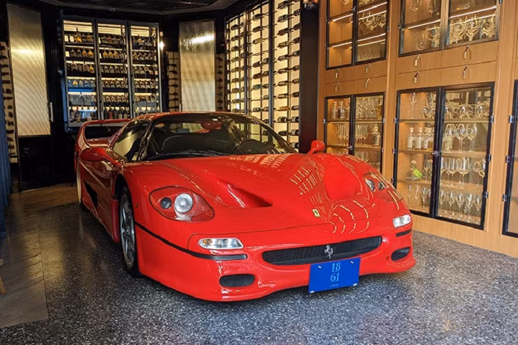 Là "đàn anh" của Enzo, Ferrari F50 là mẫu xe thừa hưởng công nghệ động cơ từ giải đua Công Thức 1. Chỉ 349 chiếc được sản xuất từ năm 1995 đến năm 1997.