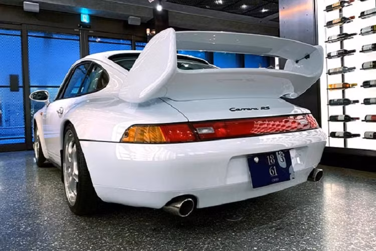 Trong tổng số 1.014 chiếc 911 Carrera RS được sản xuất, chỉ có 213 chiếc được trang bị gói Clubsport, bao gồm cánh gió sau cỡ lớn, khung chống lật, lược bỏ các tính năng tiện nghi...