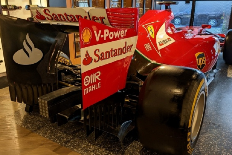 Dù chỉ là bản làm lại, chiếc xe vẫn sở hữu những chi tiết từng được sử dụng thực tế trong giải đua năm 2014 như cửa ống xả hay tay đòn hệ thống treo của cầu sau...