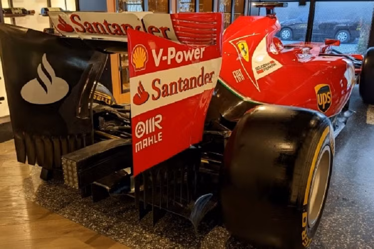 Dù chỉ là bản làm lại, chiếc xe vẫn sở hữu những chi tiết từng được sử dụng thực tế trong giải đua năm 2014 như cửa ống xả hay tay đòn hệ thống treo của cầu sau...