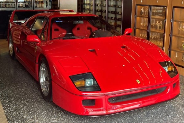 Mẫu xe tiền nhiệm của F50 là Ferrari F40 cũng được trưng bày tại nhà hàng này. Đây cũng là sản phẩm cuối cùng được nhà sáng lập Enzo Ferrari phê duyệt khi còn sinh thời.