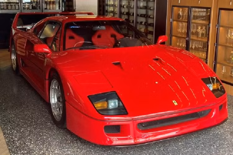 Mẫu xe tiền nhiệm của F50 là Ferrari F40 cũng được trưng bày tại nhà hàng này. Đây cũng là sản phẩm cuối cùng được nhà sáng lập Enzo Ferrari phê duyệt khi còn sinh thời.