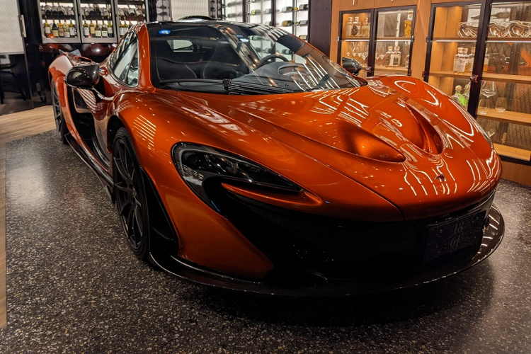 Siêu phẩm McLaren P1 cũng từng xuất hiện tại đây. Mẫu xe thể thao hybrid đầu tiên của McLaren được giới thiệu lần đầu tại triển lãm Paris Motor Show 2012.