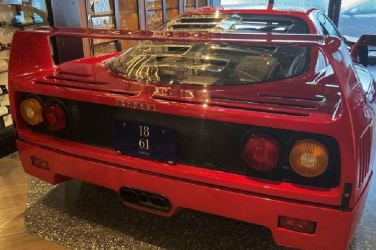 Từ năm 1987 đến năm 1992, chỉ có 1.315 chiếc F40 được sản xuất. Sức mạnh của chiếc xe đến từ động cơ V8 twin-turbo dung tích 3.0L mạnh 478 mã lực.