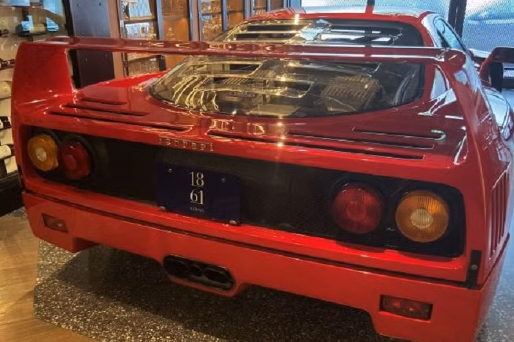 Từ năm 1987 đến năm 1992, chỉ có 1.315 chiếc F40 được sản xuất. Sức mạnh của chiếc xe đến từ động cơ V8 twin-turbo dung tích 3.0L mạnh 478 mã lực.