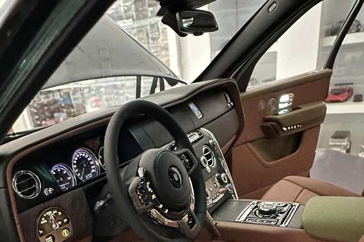 Câu trả lời là bạn phải mua một chiếc xe của Rolls-Royce thì hãng xe Anh quốc mới cho phép bạn mua thêm mô hình 1:8 của mẫu xe đó. Và để có được mô hình Rolls-Royce Cullinan như trong bài, đại diện cửa hàng cho biết là đã phải mua lại từ những chủ sở hữu xe thật.