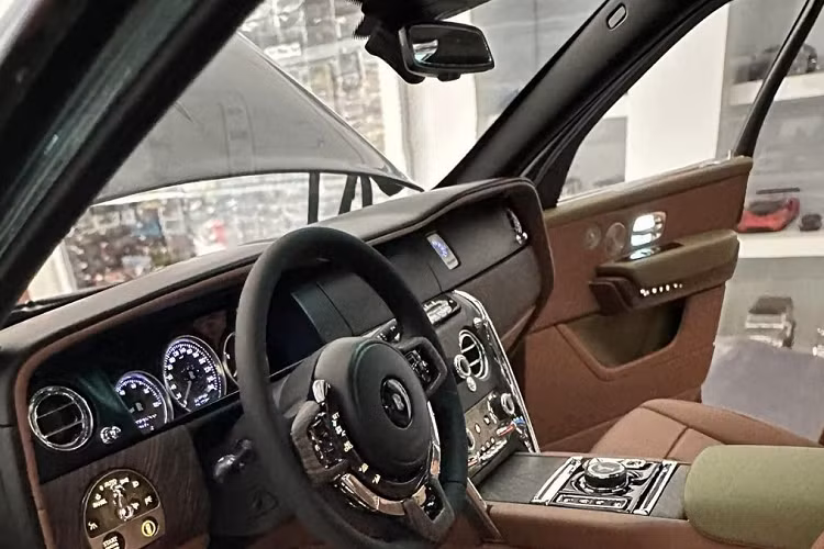 Câu trả lời là bạn phải mua một chiếc xe của Rolls-Royce thì hãng xe Anh quốc mới cho phép bạn mua thêm mô hình 1:8 của mẫu xe đó. Và để có được mô hình Rolls-Royce Cullinan như trong bài, đại diện cửa hàng cho biết là đã phải mua lại từ những chủ sở hữu xe thật.