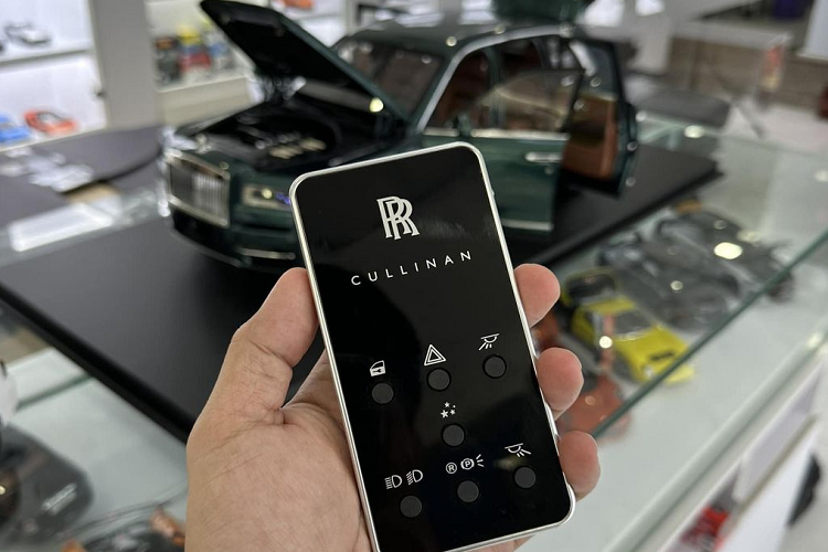 Qua hình ảnh mà đại diện cửa hàng chia sẻ, có thể thấy các chi tiết nội ngoại thất được mô phỏng chính xác như xe thật. Từ đèn trước và đèn hậu bật/tắt thông qua điều khiển từ xa, biểu tượng Spirit of Ecstasy trên nắp ca-pô đến những chiếc dù nằm trong cửa xe đặc trưng của Rolls-Royce. Chưa hết, ở các cánh cửa còn có nam châm nhỏ, mô phỏng lại tính năng "cửa hít" như xe thật.