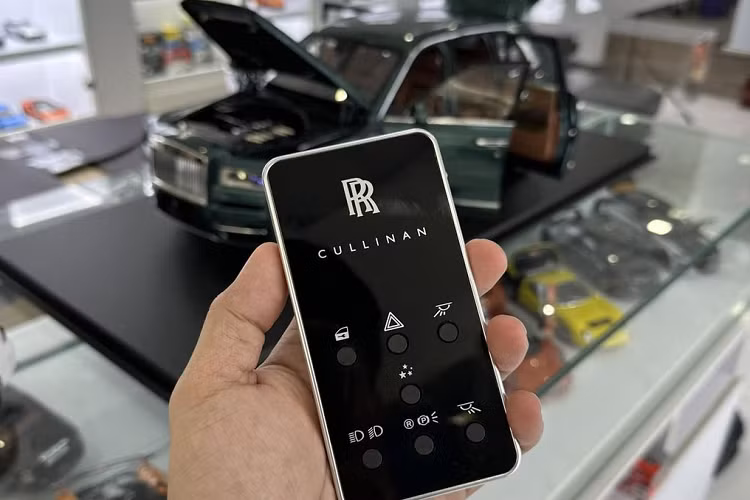 Qua hình ảnh mà đại diện cửa hàng chia sẻ, có thể thấy các chi tiết nội ngoại thất được mô phỏng chính xác như xe thật. Từ đèn trước và đèn hậu bật/tắt thông qua điều khiển từ xa, biểu tượng Spirit of Ecstasy trên nắp ca-pô đến những chiếc dù nằm trong cửa xe đặc trưng của Rolls-Royce. Chưa hết, ở các cánh cửa còn có nam châm nhỏ, mô phỏng lại tính năng "cửa hít" như xe thật.