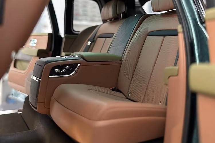 Mô hình Rolls-Royce Cullinan được Amalgam Collection chế tạo với 3 phiên bản. Phiên bản đầu tiên không được trang bị gì và cũng có giá bán rẻ nhất 35.000 USD (khoảng 822 triệu đồng). Phiên bản thứ 2 giá 40.000 USD (939 triệu đồng), được bổ sung thêm hệ thống đèn chiếu sáng bên ngoài. Cuối cùng là phiên bản đắt nhất và cũng được chế tạo tinh xảo nhất, chi tiết nhất, giá 50.000 USD (1,174 tỷ đồng).