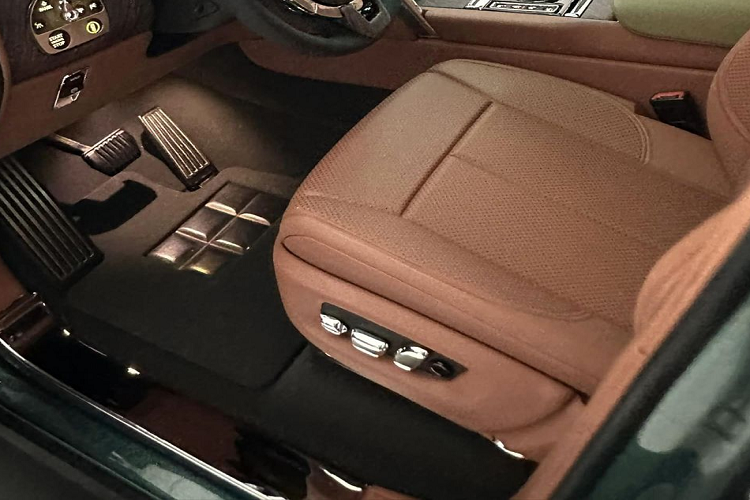 Trong trường hợp khách hàng muốn “đập hộp” Rolls-Royce Cullinan tại Việt Nam thì sẽ phải chi khoảng 40 tỷ đồng (giá bao gồm các loại thuế phí) để mua một chiếc Cullinan, sau đó tiếp tục chi thêm 1,2 tỷ đồng để sở hữu mô hình xe.