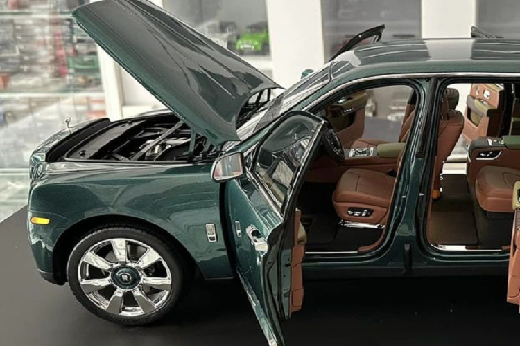 Theo chia sẻ từ đại diện cửa hàng, giá xe mô hình Rolls-Royce Cullinan vừa về nước khoảng 1,2 tỷ đồng và hiện đã có chủ. Trên thực tế, để sở hữu xe mô hình Rolls-Royce không phải là đơn giản. Amalgam Collection không bán công khai các mô hình xe của thương hiệu Rolls-Royce trên website của mình. Vậy làm thế nào mới có thể sở hữu chúng?