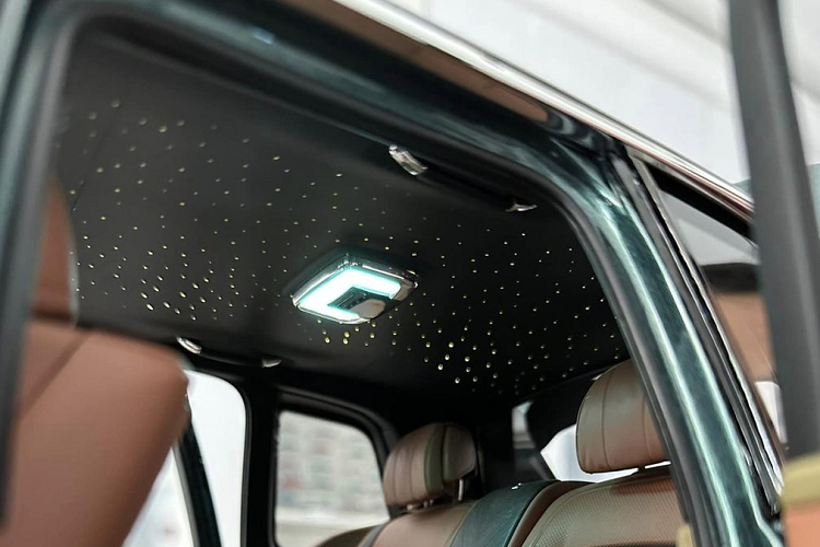 Mô hình Rolls-Royce Cullinan này có phần khung được làm bằng chất liệu resin, trong khi lốp xe làm bằng cao su thật và bộ mâm làm từ niken. Bên trong nội thất cũng được trau chuốt tỉ mỉ với cabin bọc da nâu, ốp gỗ. Phần vô-lăng cùng các cụm phím bấm rõ nét, thậm chí ghế ngồi còn có chỉ thêu, đục lỗ thông hơi và đặc biệt là có cả bầu trời sao không khác gì xe thật.