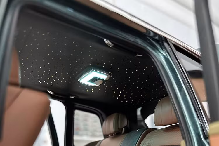 Mô hình Rolls-Royce Cullinan này có phần khung được làm bằng chất liệu resin, trong khi lốp xe làm bằng cao su thật và bộ mâm làm từ niken. Bên trong nội thất cũng được trau chuốt tỉ mỉ với cabin bọc da nâu, ốp gỗ. Phần vô-lăng cùng các cụm phím bấm rõ nét, thậm chí ghế ngồi còn có chỉ thêu, đục lỗ thông hơi và đặc biệt là có cả bầu trời sao không khác gì xe thật.