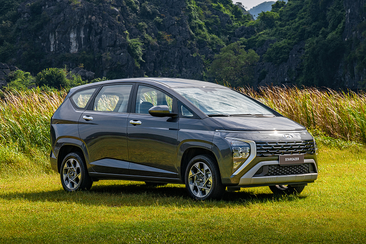 Trên phiên bản Cao cấp, xe còn có gói an toàn chủ động SmartSense, bổ sung các tính năng như hỗ trợ giữ làn đường, phanh tự động tránh va chạm, cảnh báo mất tập trung, cảnh báo điểm mù và cảnh báo phương tiện cắt ngang phía sau khi lùi.