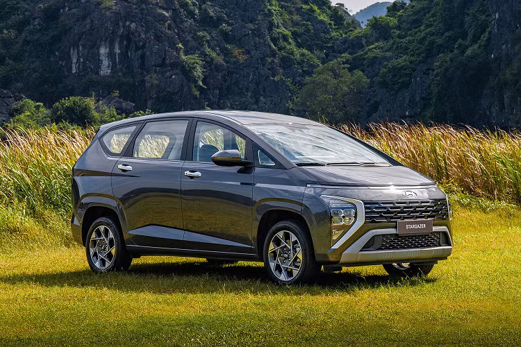 Trên phiên bản Cao cấp, xe còn có gói an toàn chủ động SmartSense, bổ sung các tính năng như hỗ trợ giữ làn đường, phanh tự động tránh va chạm, cảnh báo mất tập trung, cảnh báo điểm mù và cảnh báo phương tiện cắt ngang phía sau khi lùi.