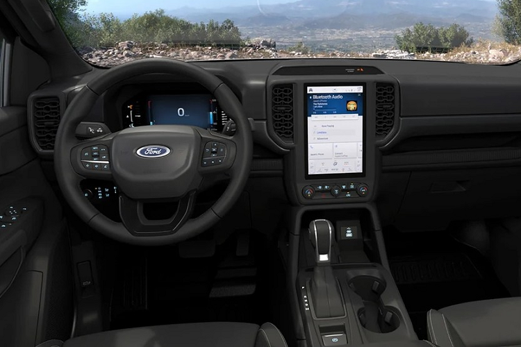 Bước vào bên trong Ford Ranger Tremor 2023, người lái sẽ bắt gặp ghế và thảm sàn bọc vinyl chống nước, dãy 6 công tắc trên trần xe, được dùng để chỉnh các phụ kiện off-road lắp thêm như tời kéo hay dải đèn LED phụ trợ.