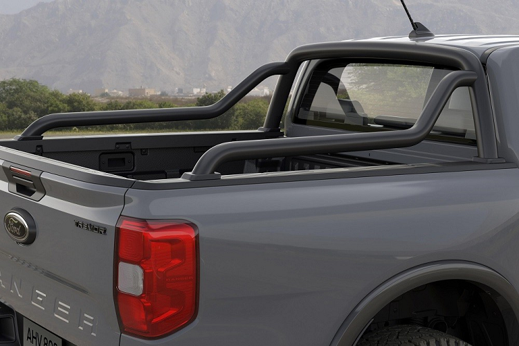 Theo đó, xe sở hữu hàng loạt trang bị ngoại thất màu đen như ốp cua lốp, bệ bước chân bằng nhôm bên sườn và thanh thể thao trên thùng hàng. Thêm vào đó là móc kéo lộ thiên trên đầu xe, tấm ốp bảo vệ gầm màu bạc dưới cản trước, lưới tản nhiệt màu tối, vành hợp kim 17 inch, lốp chạy mọi địa hình General Grabber AT3 265/70 R17 và những chi tiết ngoại thất màu xám Boulder Grey.