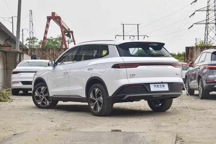 Nhìn vào chiếc xe BYD Song Pro DM-i Champion Edition 2023 mới, sự thay đổi chính nằm ở lưới tản nhiệt phía trước, được trang trí bằng các chi tiết đường chấm mạ crôm bên trong, với trang trí màu đen sáng ở cả hai bên, tăng cảm giác tinh tế cho tổng thể.