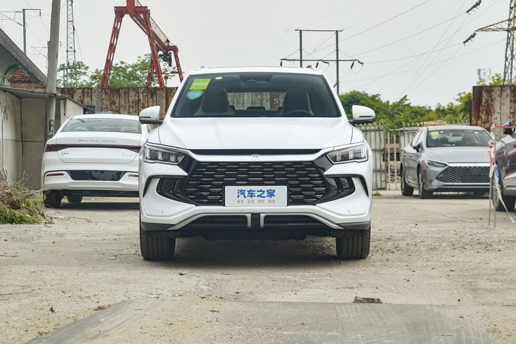 Mới đây, hãng xe BYD đã tung ra những hình ảnh chính thức về mẫu SUV cỡ C - BYD Song Pro DM-i 2023 mới của mình. Xe với nhiều thay đổi ở ngoại thất và nội thất, nhanh chóng nhận được sự quan tâm của giới truyền thông Trung Quốc. 