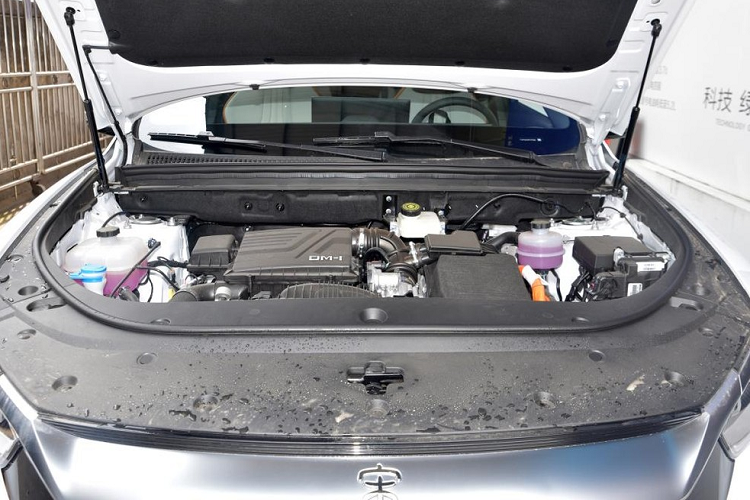 Điều đáng nói, BYD Song Pro DM-i Champion Edition 2023 cũng sẽ có thêm màu xanh Yuanshan Green. Kich thước thân xe BYD Song Pro DM-i Champion Edition 2023 vẫn là dài, rộng, cao lần lượt là 4.738 x 1.860 x 1.710 mm, chiều dài cơ sở 2.712 mm.