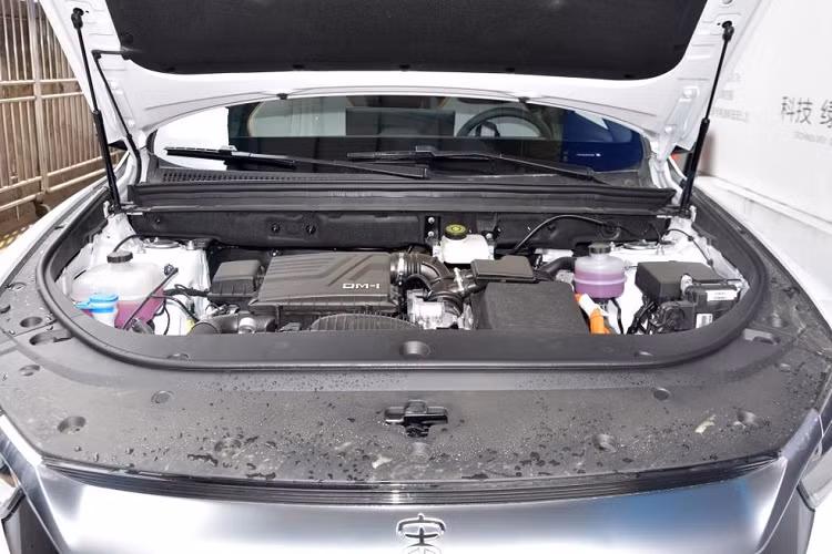 Điều đáng nói, BYD Song Pro DM-i Champion Edition 2023 cũng sẽ có thêm màu xanh Yuanshan Green. Kich thước thân xe BYD Song Pro DM-i Champion Edition 2023 vẫn là dài, rộng, cao lần lượt là 4.738 x 1.860 x 1.710 mm, chiều dài cơ sở 2.712 mm.