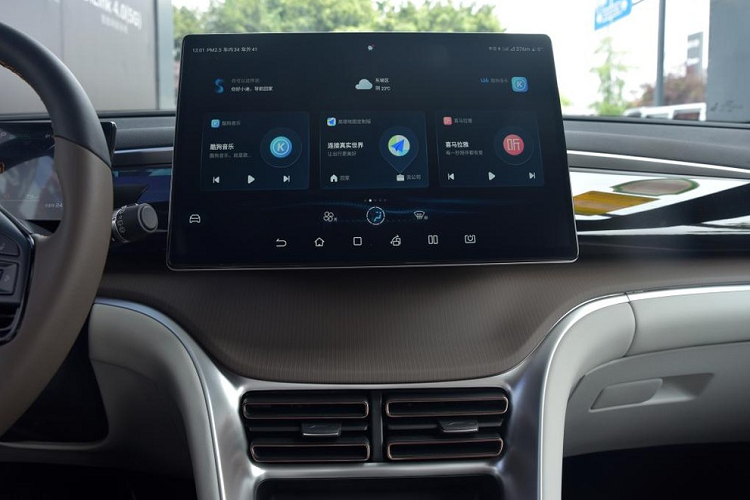 Về phía đuôi xe, những thay đổi tập trung chủ yếu ở cụm đèn hậu và ốp cốp sau, đèn hậu phẳng hơn trong khi ốp dưới dày hơn, đường nét của ốp cốp sau cũng được điều chỉnh đôi chút.