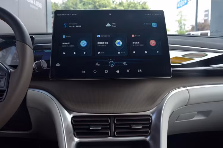 Về phía đuôi xe, những thay đổi tập trung chủ yếu ở cụm đèn hậu và ốp cốp sau, đèn hậu phẳng hơn trong khi ốp dưới dày hơn, đường nét của ốp cốp sau cũng được điều chỉnh đôi chút.