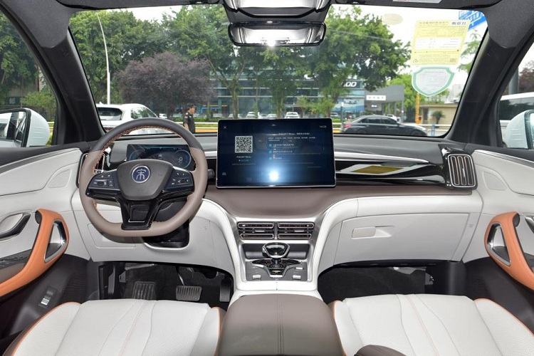 Ngoài ra, phần ốp dưới của chiếc xe mới cũng được nâng cấp, phần trang trí ở giữa có phần giống râu rồng và cũng hơi giống bộ khuếch tán gió sau, ngoài ra, khu vực đèn sương mù hai bên cũng có cũng thay đổi. Bên sườn xe không thay đổi.