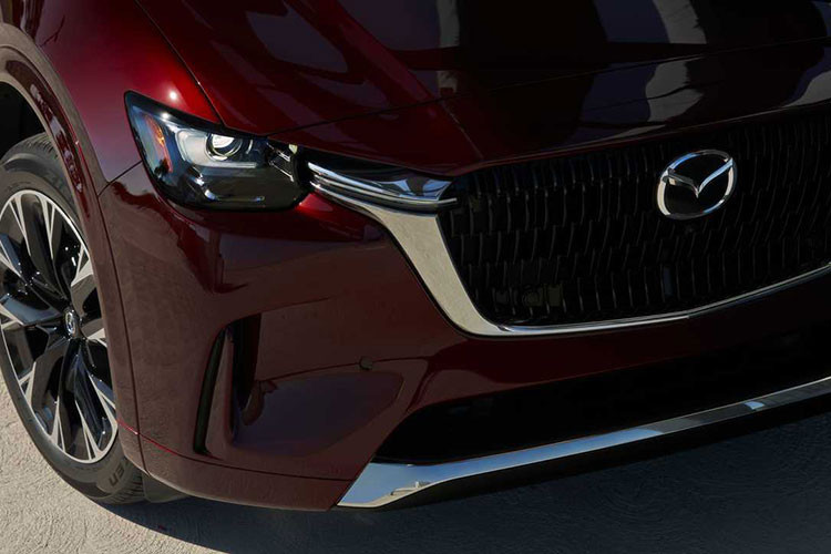 Phiên bản thấp nhất mẫu xe SUV Mazda CX-90 Turbo Select có thiết kế lưới tản nhiệt kiểu tổ ong, kết hợp cùng những điểm nhấn màu đen và la-zăng hợp kim 19 inch.; Phiên bản này cũng trang bị tiêu chuẩn gạt mưa tự động và cốp sau chỉnh điện.