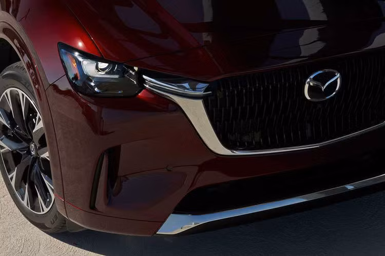 Phiên bản thấp nhất mẫu xe SUV Mazda CX-90 Turbo Select có thiết kế lưới tản nhiệt kiểu tổ ong, kết hợp cùng những điểm nhấn màu đen và la-zăng hợp kim 19 inch.; Phiên bản này cũng trang bị tiêu chuẩn gạt mưa tự động và cốp sau chỉnh điện.