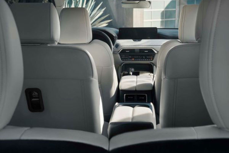 Ngoài ra, phiên bản Preferred có rèm che nắng hàng ghế 2, cổng sạc USB ở hàng ghế 3 và ghế Captain độc lập ở hàng ghế 2. Mazda CX-90 bản Turbo Preferred Plus được trang bị tiêu chuẩn sạc không dây, Apple CarPlay và Android Auto không dây cùng màn hình hiển thị kính lái HUD. Chế độ lái sẽ bổ sung Tow mode, bên cạnh Sport và Off-road tiêu chuẩn.