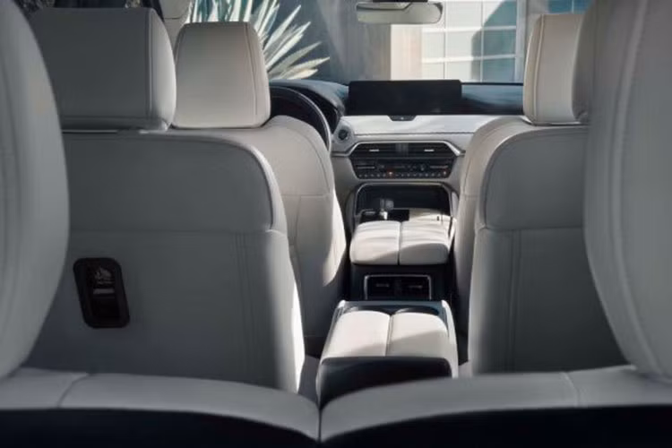 Ngoài ra, phiên bản Preferred có rèm che nắng hàng ghế 2, cổng sạc USB ở hàng ghế 3 và ghế Captain độc lập ở hàng ghế 2. Mazda CX-90 bản Turbo Preferred Plus được trang bị tiêu chuẩn sạc không dây, Apple CarPlay và Android Auto không dây cùng màn hình hiển thị kính lái HUD. Chế độ lái sẽ bổ sung Tow mode, bên cạnh Sport và Off-road tiêu chuẩn.