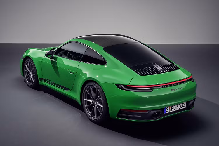 Kính chắn gió cũng được phủ lớp màu xám cùng đuôi ống xả thể thao màu đen bóng. Tất cả tạo nên diện mạo mới mạnh mẽ và năng động hơn trên chiếc 911 Carrera T. Tính thể thao của mẫu xe được nhấn mạnh trong nội thất với bộ ghế ngồi Sport Seats Plus 4 hướng tiêu chuẩn.