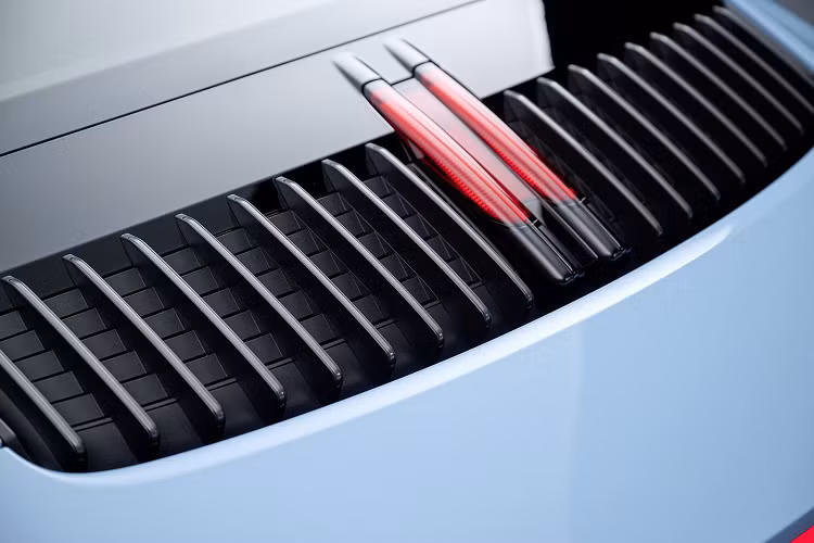 Phiên bản 911 Carrera T cung cấp tùy chọn ghế cao cấp Adaptive Sport Seats Plus chỉnh điện 18 hướng hoặc mẫu ghế đơn thể thao siêu nhẹ kết hợp chất liệu Race-Tex ở trung tâm. Bên cạnh đó, gói nâng cấp nội thất Carrera T còn cho phép mở rộng tùy chọn bọc da nội thất như: bệ tì tay trên cửa, bảng điều khiển trung tâm, táp-lô và viền ốp cửa.