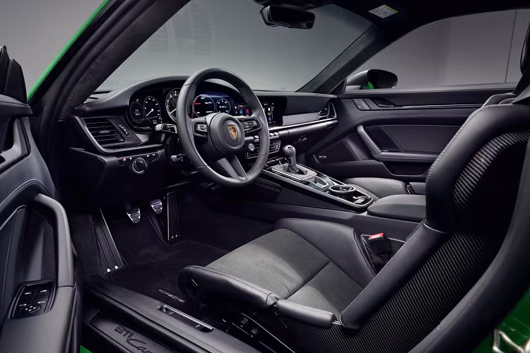 911 Carrera T cũng được trang bị tiêu chuẩn với vô lăng thể thao GT, hệ thống xả thể thao và ghế ngồi thể thao Sport Seats Plus chỉnh điện 4 hướng.