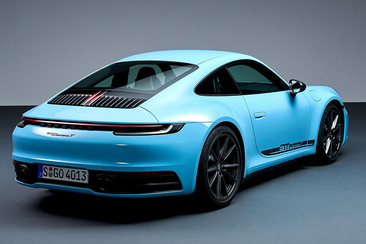 Ngoài việc lược bỏ hàng ghế sau và giảm cách âm, Carrera T còn sử dụng kính và hệ thống ắc-quy nhẹ hơn nhằm tối ưu trọng lượng xe.Ký tự “T” trong nhận diện dòng xe Porsche 911 Carrera T là viết tắt của từ “Touring”, mô tả những dòng xe đua đường trường đề cao trải nghiệm lái, tương tự như trên phiên bản 911 T đầu tiên trong lịch sử được ra mắt vào năm 1968.