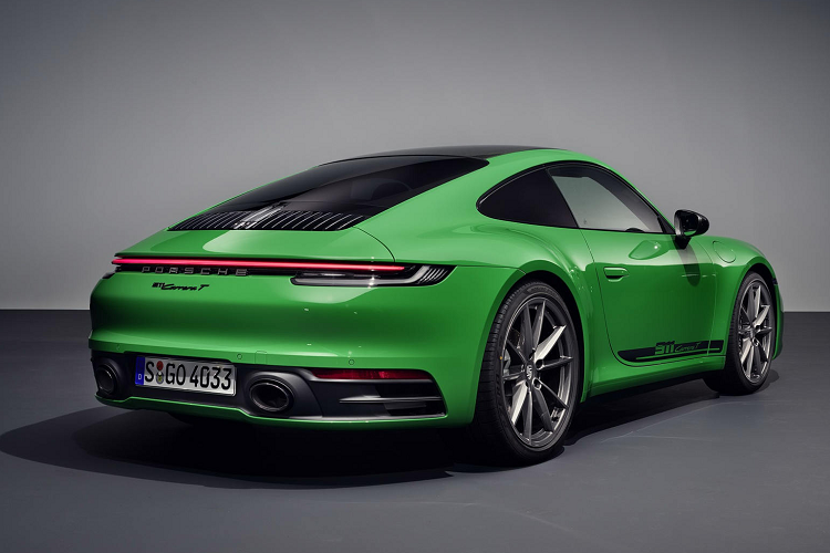 Khách hàng khi mua 911 Carrera T có thể lựa chọn danh mục Paint to Sample cho tùy chọn với hơn 110 màu sơn ngoại thất có sẵn... Tại Việt Nam, giá xe Porsche 911 Carrera T bản tiêu chuẩn từ 8,23 tỷ đồng (bao gồm thuế nhập khẩu, thuế tiêu thụ đặc biệt và thuế GTGT).