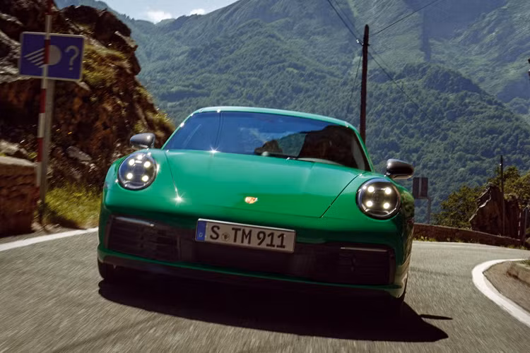 Đây là những tính năng tùy chọn trên 911 Carrera S. Phiên bản Carrera T có thể được đặt hàng với tùy chọn hệ dẫn động cầu sau vốn chỉ dành cho Carrera S trở lên. Trang thiết bị dành riêng cho dòng T bao gồm bộ mâm Titanium Grey Carrera S, kích thước 20-inch (245/35) tại trục trước và 21-inch (305/30) ở trục sau.