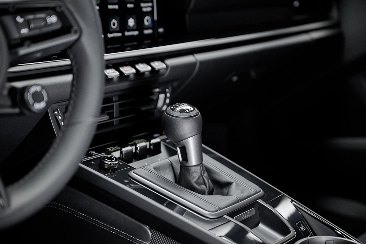 Trọng lượng chỉ 1.470 kg, 911 Carrera T với hộp số sàn hiện đang là phiên bản có trọng lượng nhẹ nhất của dòng xe 911 với động cơ tiêu chuẩn, nhẹ hơn 35 kg so với 911 Carrera trang bị hộp số tự động 8 cấp ly hợp kép của Porsche (PDK). Với sự xuất hiện của phiên bản T, Porsche cũng loại bỏ tùy chọn số sàn trên mẫu 911 Carrera.