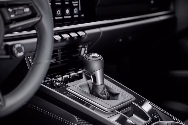 Trọng lượng chỉ 1.470 kg, 911 Carrera T với hộp số sàn hiện đang là phiên bản có trọng lượng nhẹ nhất của dòng xe 911 với động cơ tiêu chuẩn, nhẹ hơn 35 kg so với 911 Carrera trang bị hộp số tự động 8 cấp ly hợp kép của Porsche (PDK). Với sự xuất hiện của phiên bản T, Porsche cũng loại bỏ tùy chọn số sàn trên mẫu 911 Carrera.