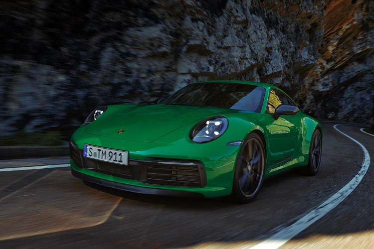 Người lái có thể cảm nhận điều này một cách rõ ràng, đặc biệt trên các cung đường ngoại ô hay đèo núi quanh co. Âm thanh của động cơ boxer 6 xy-lanh cũng gây ấn tượng mạnh mẽ và sắc nét hơn bao giờ hết ngay từ bên trong khoang nội thất.