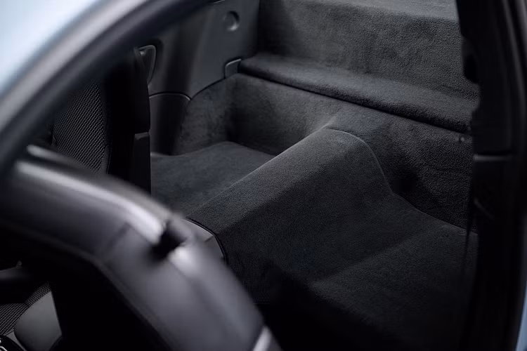 911 Carrera T được giới thiệu với 4 màu đen, trắng, đỏ Guards Red và vàng Racing Yellow cũng như bốn màu sơn ánh kim là Deep Black, Gentian Blue, Ice Grey và GT Silver. Các màu đặc biệt có sẵn là Chalk, Ruby Star Neo, Carmine Red, Shark Blue và Python Green.