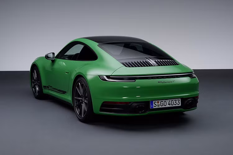 Về ngoại thất, Porsche 911 Carrera T nổi bật so với các phiên bản còn lại với chi tiết điểm nhấn màu Dark Grey. 911 Carrera T mang thiết kế mới kết hợp nhiều yếu tố tương phản như bộ tem logo dọc theo cửa và phía sau đuôi xe, đường viền trên dưới gương ngoại thất, các dải trang trí màu Agate Grey trên lưới tản nhiệt sau.