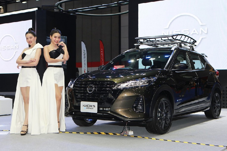 Trong sự kiện Big Motor Sales tại Thái Lan, hãng xe Nhật bản đã giới thiệu phiên bản 2023 của mẫu SUV Nissan Kicks e-Power 2023 mới. Ở phiên bản 2023, mẫu SUV cỡ B này tiếp tục có 4 bản trang bị, bao gồm E, V, VL và Autotech. Bên cạnh đó là bản VL Limited với số lượng giới hạn đúng 100 chiếc xuất xưởng.
